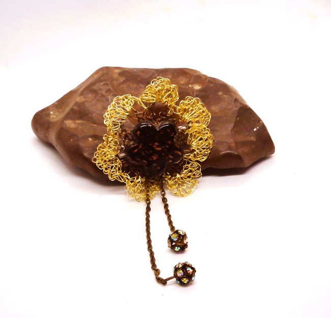 broche fleur fil de cuivre crocheté pierre violette fait main