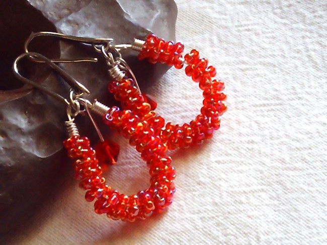 Boucles d’oreilles artisanales en wire wrapping, fil de cuivre et perles de rocaille. Bijoux faits main, légers et élégants, style bohème.