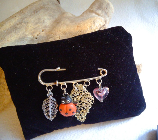 broche épingle avec feuille crochetée en cuivre, coccinelle en Fimo, cœur en verre et feuille en métal – bijou artisanal