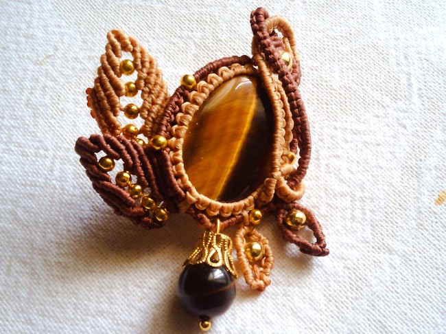 broche en macramé avec pierre œil de tigre et perles dorées, bijou artisanal fait main