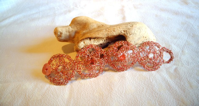 Bracelet crocheté cuivre rouge et or perles verre rouge – Bijou artisanal L’Atelier du Chat Bracelet crocheté en fil de cuivre rouge et or avec perles de verre rouge, création artisanale L’Atelier du Chat