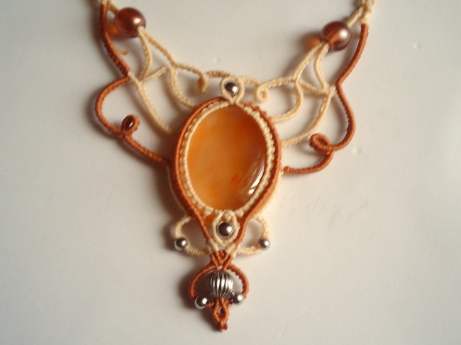 Collier micromacramé et une belle agate soleil