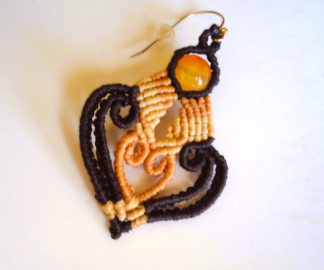 Boucles d’oreilles macramé noir et beige avec perles de verre