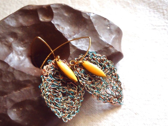 Boucles d’oreilles artisanales en wire wrapping, réalisées à la main en fil de cuivre crocheté avec attaches plaqué or. Bijoux uniques faits main.