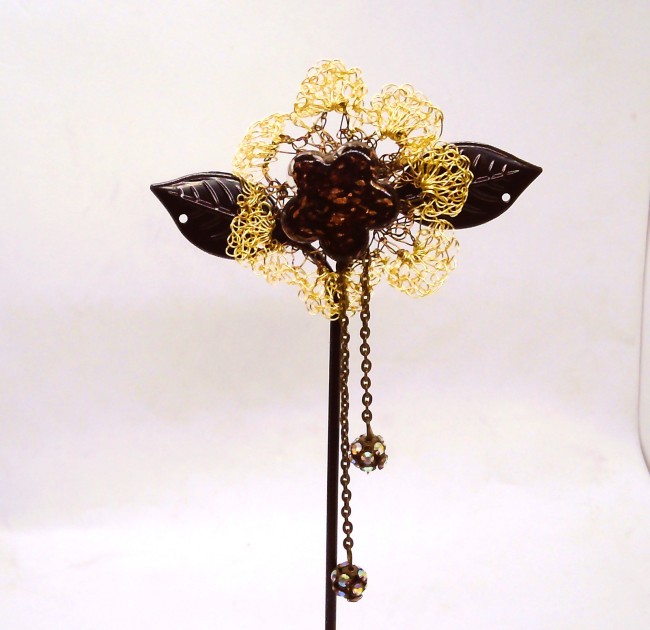 broche fleur fil de cuivre crocheté pierre violette fait main