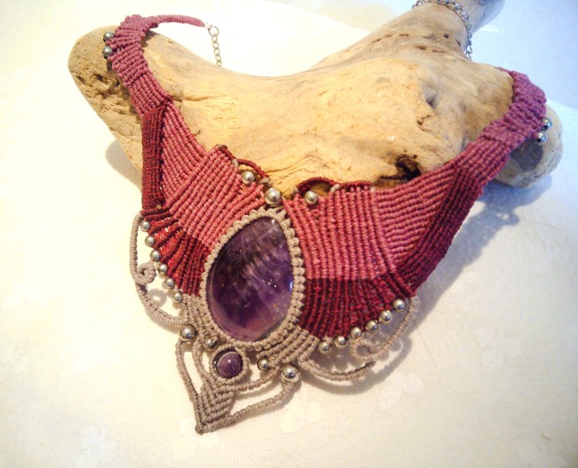 Collier en macramé avec grande améthyste naturelle, bijou artisanal fait main