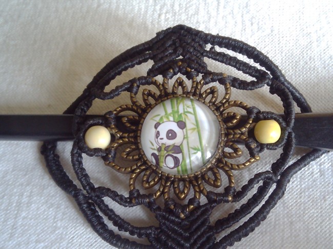 Épingle à cheveux en macramé avec cabochon panda, bijou artisanal bohème