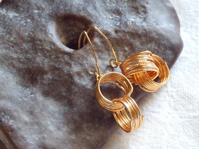 Boucles d’oreilles artisanales en wire wrapping, fil doré, forme tourbillon, attaches plaqué or