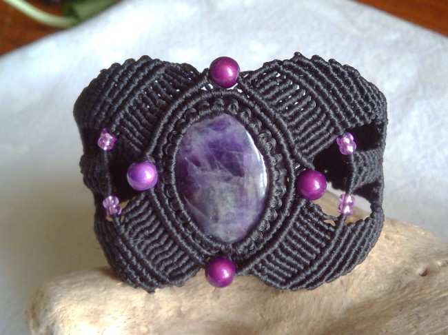 Bracelet manchette en macramé orné d’une améthyste, fait main avec fermoir aimanté
