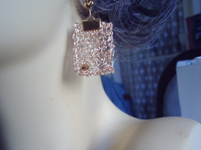 boucles d’oreilles crochetées en cuivre doré montées sur attaches plaqué or bijou artisanal fait main