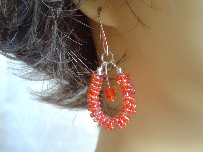 Boucles d’oreilles artisanales en wire wrapping, fil de cuivre et perles de rocaille. Bijoux faits main, légers et élégants, style bohème.