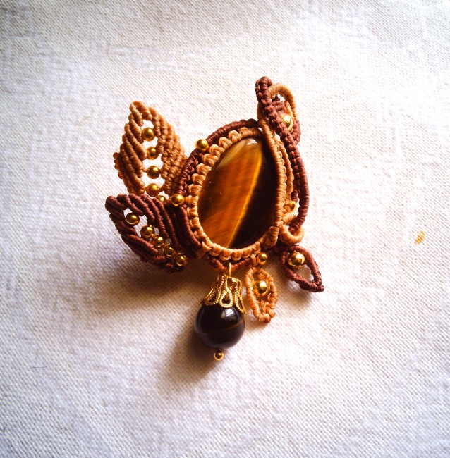 broche en macramé avec pierre œil de tigre et perles dorées, bijou artisanal fait main
