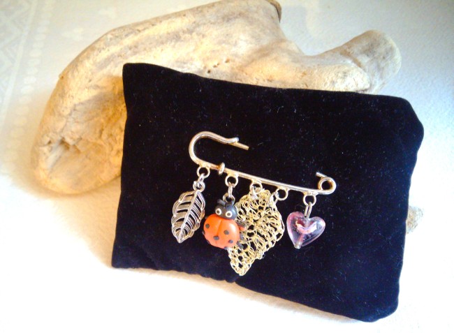 broche épingle avec feuille crochetée en cuivre, coccinelle en Fimo, cœur en verre et feuille en métal – bijou artisanal