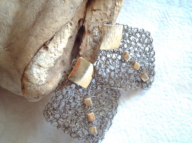 Boucles d’oreilles carrées en cuivre crocheté à la main avec attaches plaqué or