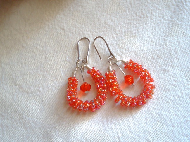 Boucles d’oreilles artisanales en wire wrapping, fil de cuivre et perles de rocaille. Bijoux faits main, légers et élégants, style bohème.