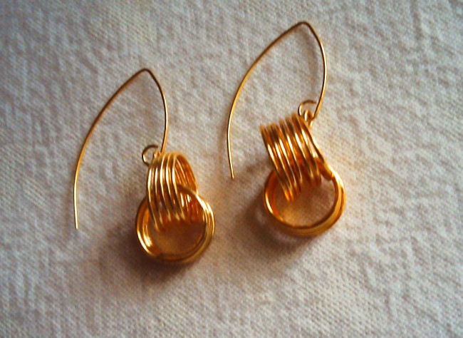 Boucles d’oreilles artisanales en wire wrapping, fil doré, forme tourbillon, attaches plaqué or