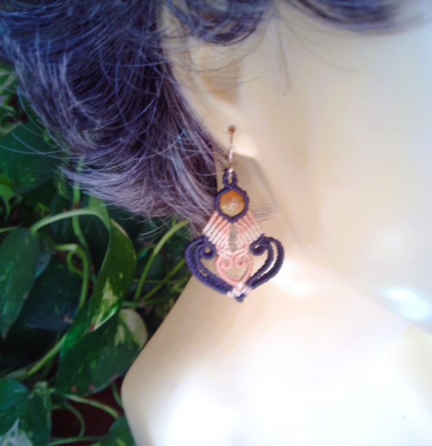 Boucles d’oreilles macramé noir et beige avec perles de verre