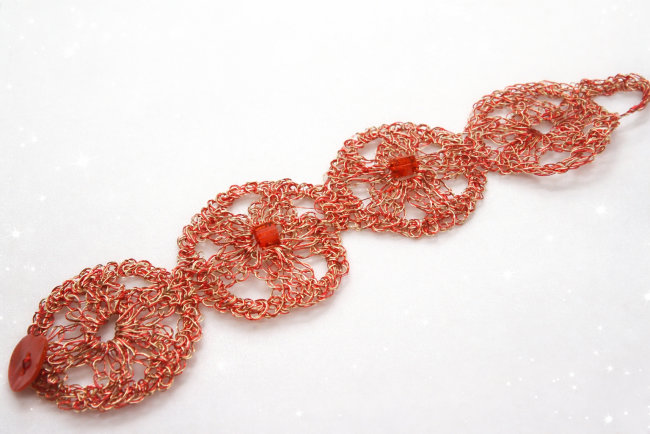 Bracelet crocheté cuivre rouge et or perles verre rouge – Bijou artisanal L’Atelier du Chat Bracelet crocheté en fil de cuivre rouge et or avec perles de verre rouge, création artisanale L’Atelier du Chat