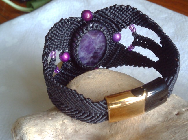 Bracelet manchette en macramé orné d’une améthyste, fait main avec fermoir aimanté