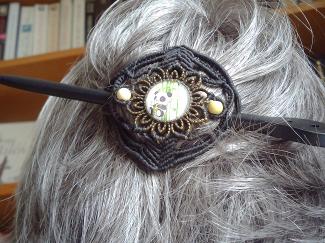 Épingle à cheveux en macramé avec cabochon panda, bijou artisanal bohème