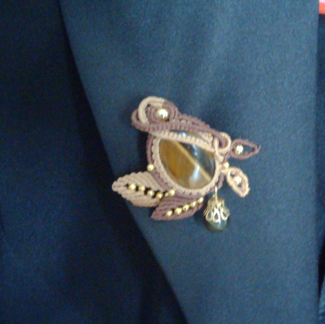 broche en macramé avec pierre œil de tigre et perles dorées, bijou artisanal fait main