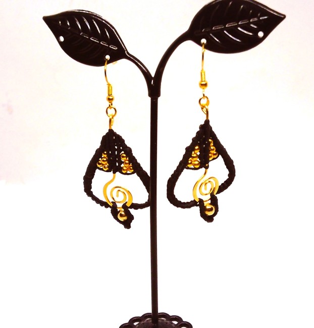 Boucles d’oreilles macramé noir avec perles dorées et spirale en métal doré, bijou artisanal fait main