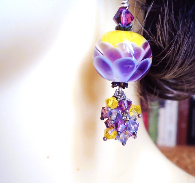 Boucles d’oreilles en perles de verre artisanales avec motifs feuilles jaunes et bleues et perles de cristal à facettes scintillantes