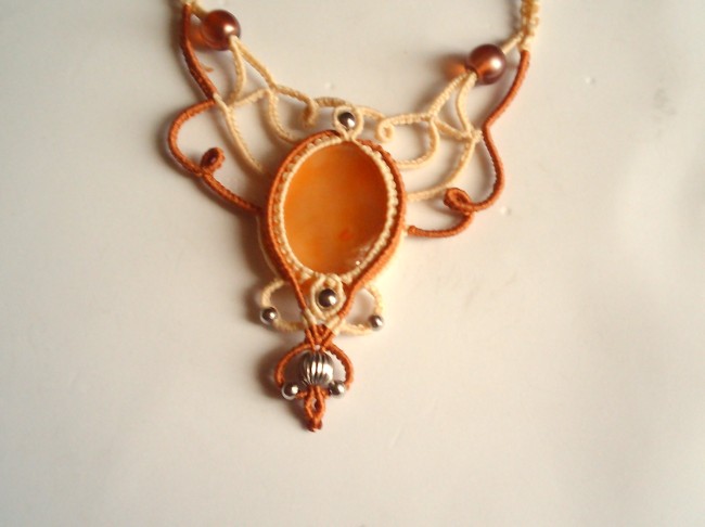 Collier micromacramé et une belle agate soleil