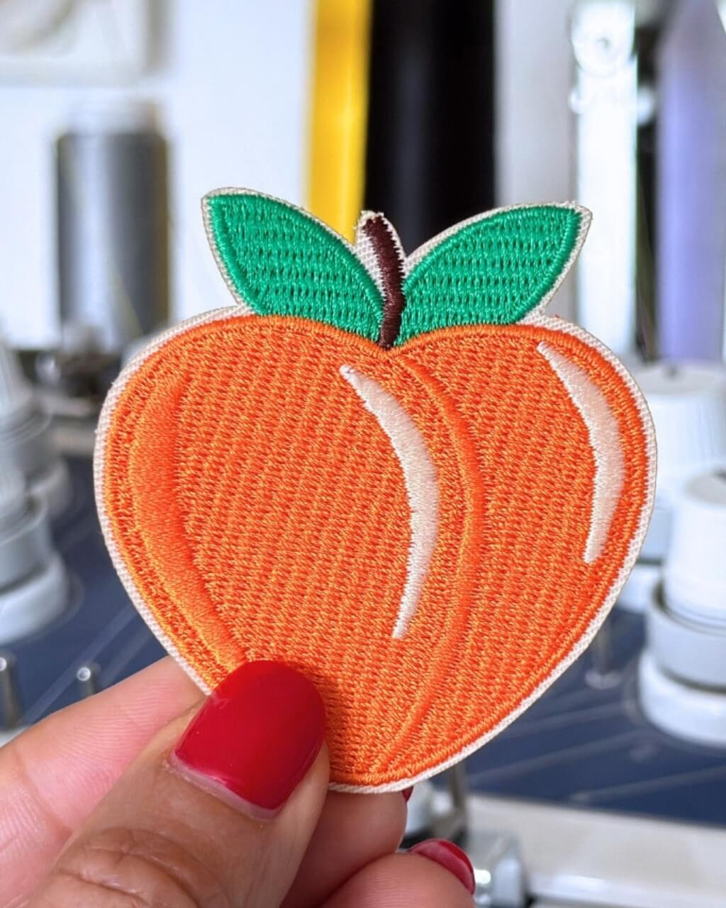 Patch pêche brodé Feelin’ Peachy, écusson fruit thermocollant