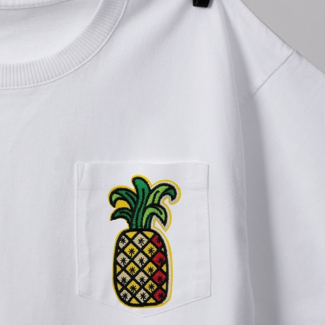 Écusson ananas thermocollant 8,5 cm sur un tee-shirt blanc