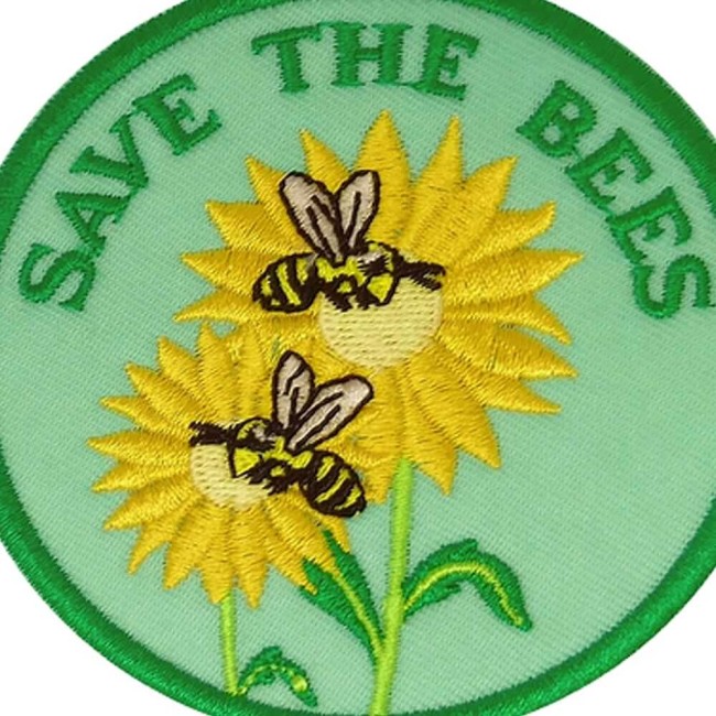 Broderie fine certifiée Oeko-Tex Détail de la broderie abeilles sur tournesol