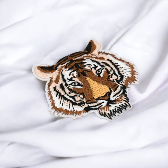 Patch brodé tête de tigre blanc sur fond tissu blanc