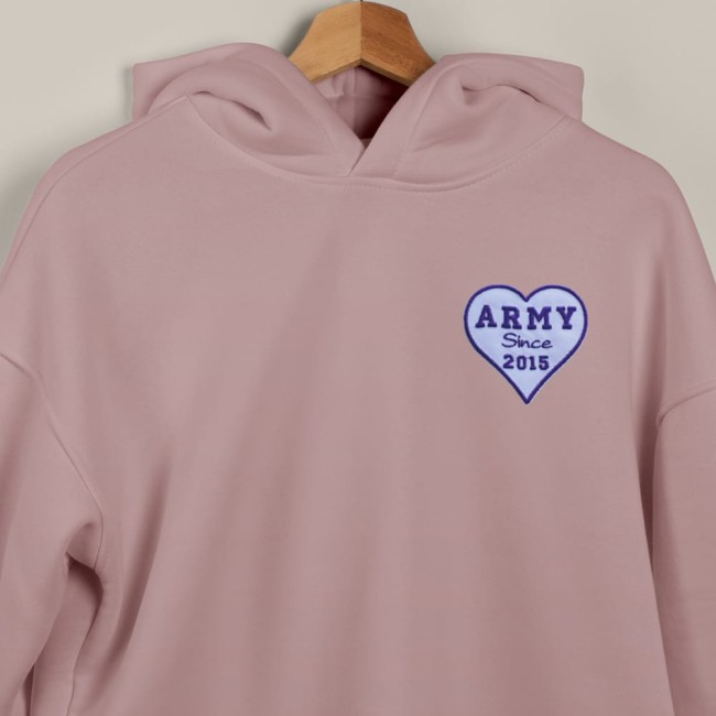 Idée de customisation du patch BTS sur un hoodie Patch ARMY BTS personnalisé porté sur sweatshirt, année brodée bien lisible.
