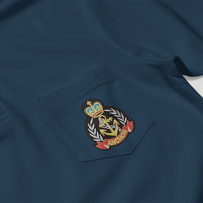 Détail du patch thermocollant ANCHOR sur chemise marine mesurant 7,6 x 6,6 cm