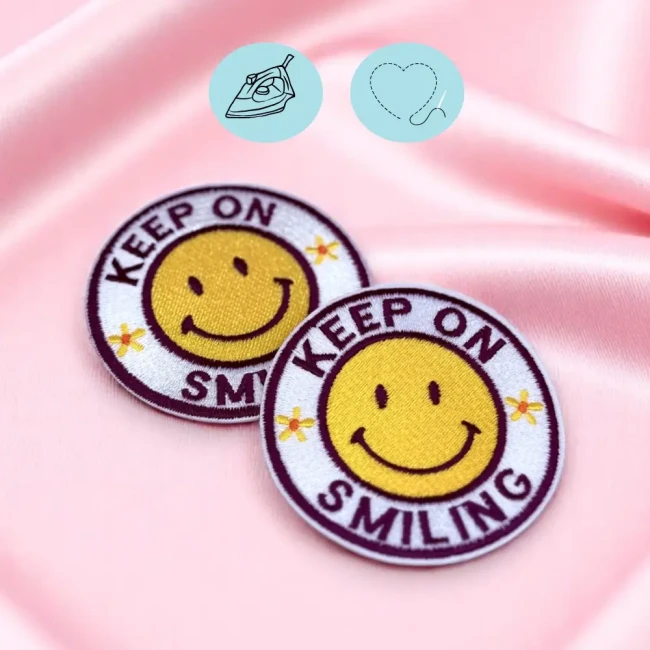 Deux patchs smiley Keep on Smiling jaune et violet
