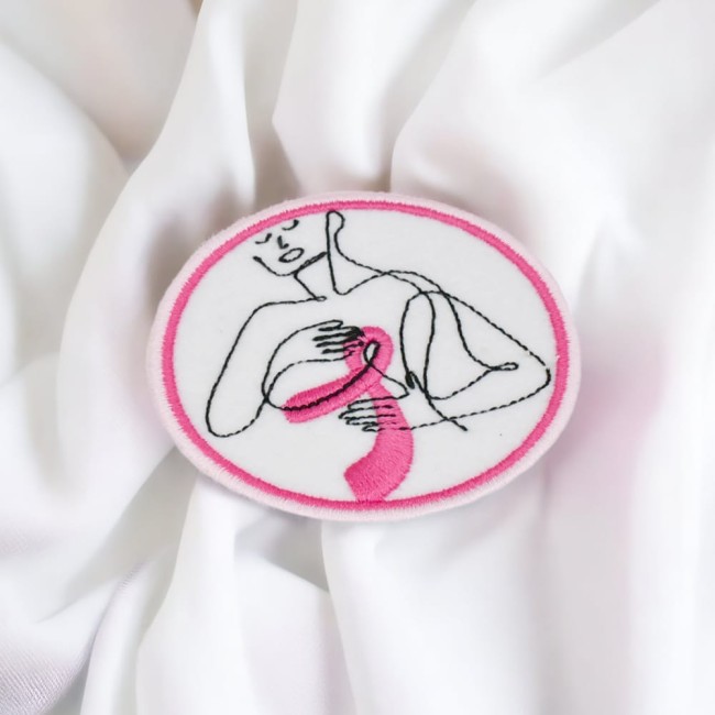 Patch brodé sur un tissu en feutrine blanche