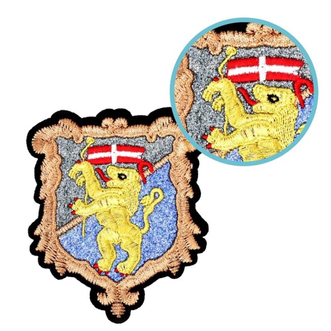 Gros plan sur l'écusson lion brodé en fils dorés