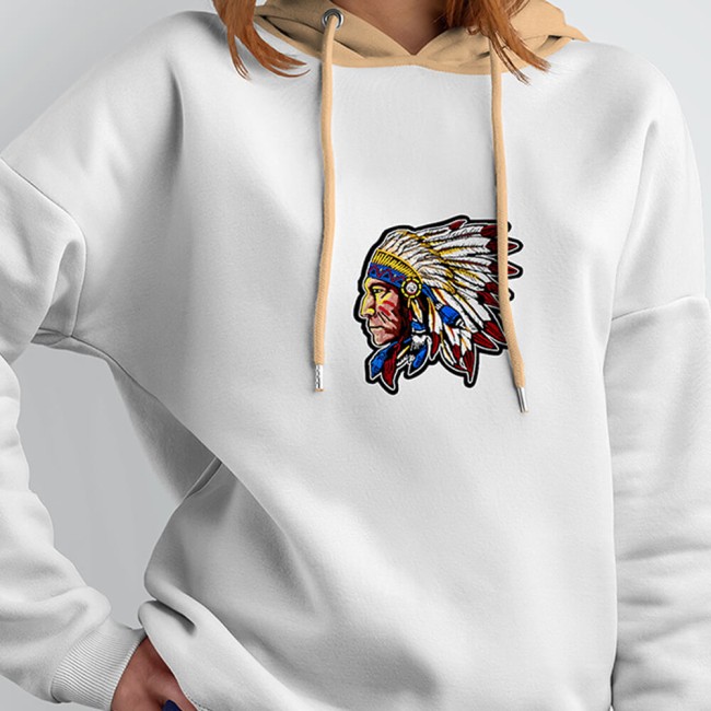 Personnalisation d'un hoodie blanc avec l'écusson chef indien Ecusson amérindien qui customise un sweatshirt blanc porté par une femme