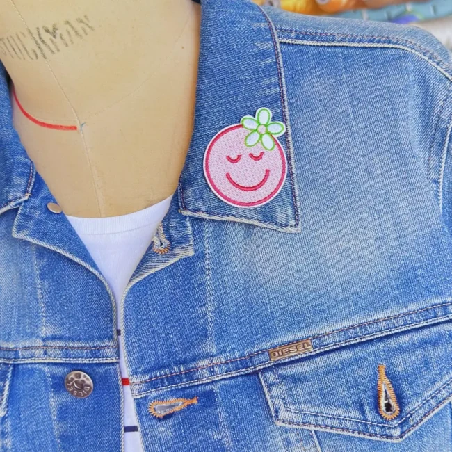 Patch smiley thermocollant sur une veste en jean