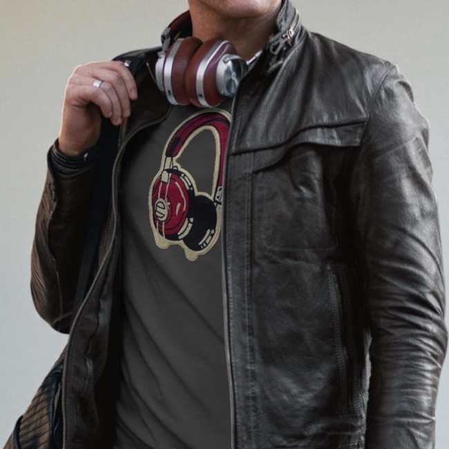 Homme en blouson en cuir portant un t-shirt noir décoré du patch casque rétro grand modèle