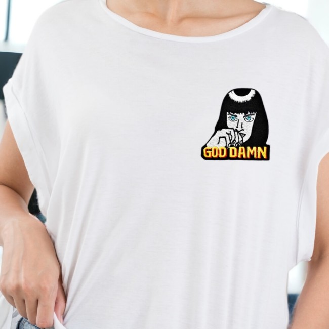 T-shirt femme customisé avec le patch Pulp Fiction posé sur la poitrine Ecusson Mia Wallace sur un tee-shirt femme