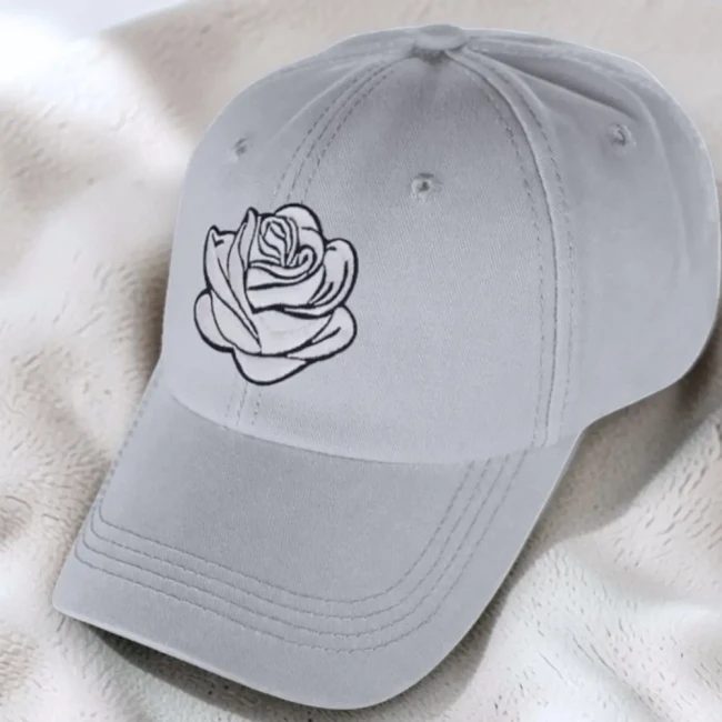Écusson thermocollant rose sur une casquette grise Patch brodé rose gris clair posé sur une casquette grise