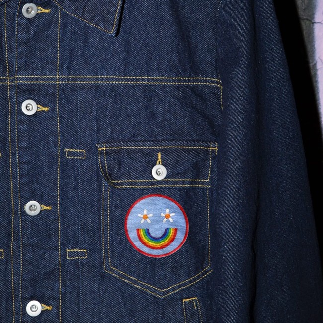 Ecusson smiley lgbtqia+ qui customise une veste en jean