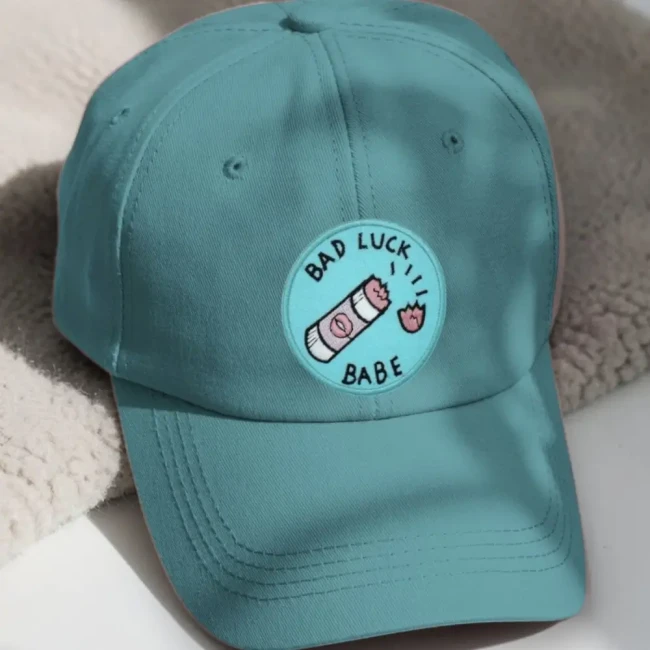 Écusson brodé Bad Luck Babe sur casquette Patch Bad Luck Babe posé sur une casquette turquoise