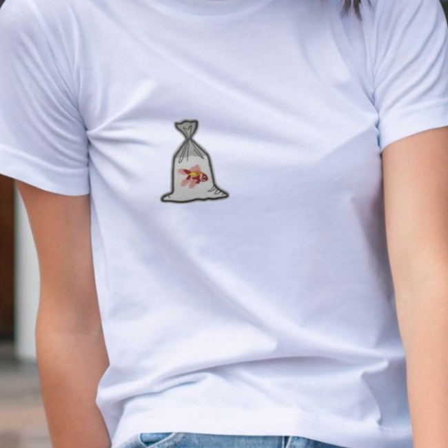 Tee-shirt femme personnalisé avec un petit patch poisson rouge