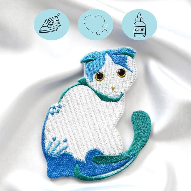 Détail du patch brodé chat avec pictogrammes couture, colle et fer