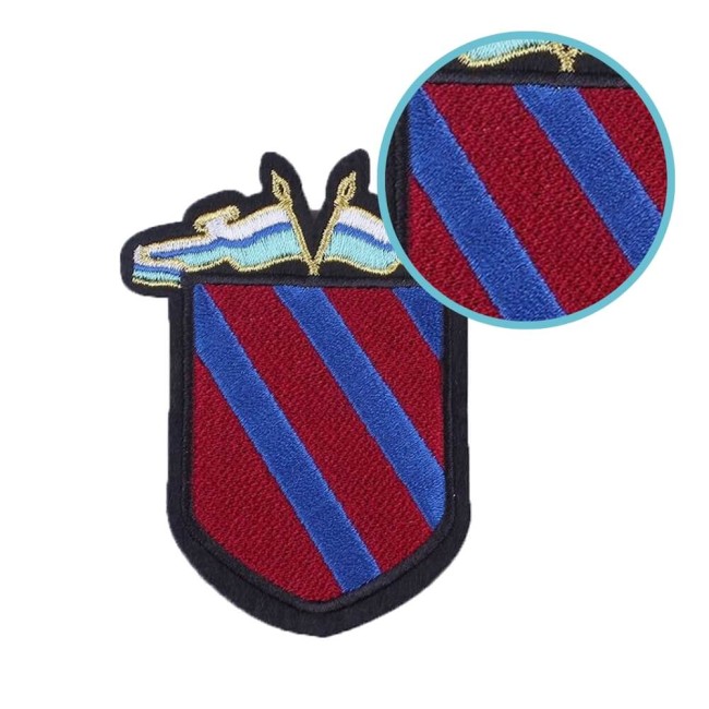 Détail du patch brodé style armoiries classiques
