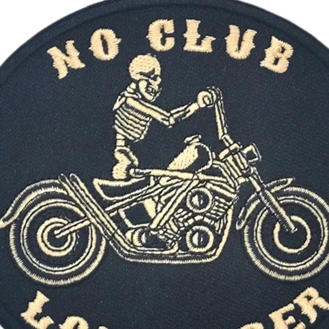 Motard sans club, patch brodé noir et beige Gros plan sur la broderie beige du patch No Club Lone Rider