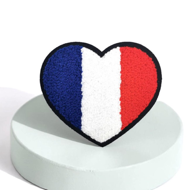 Patch brodé cœur drapeau France thermocollant en chenille