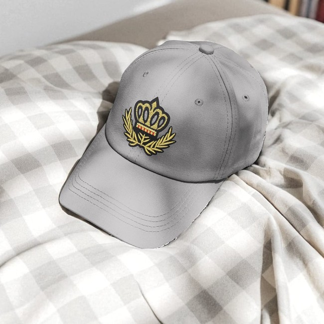 Patch couronne dorée sur une casquette